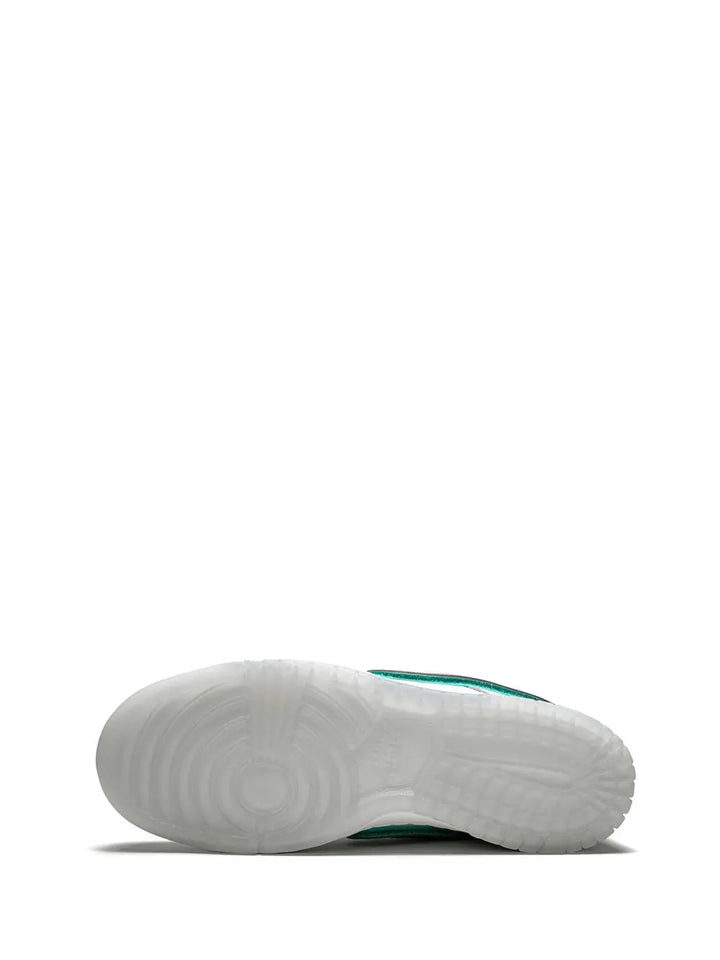 X Diamond Supply Co. Sb Dunk Low Pro Og Qs White Sneakers
