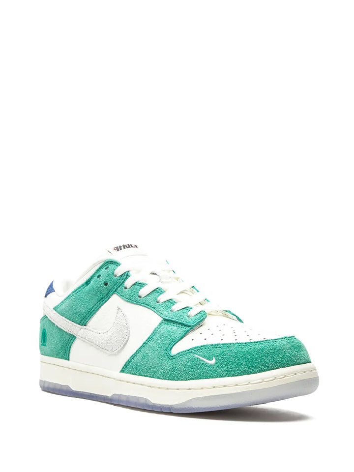 X Kasina Dunk Low Road Sign Sneakers