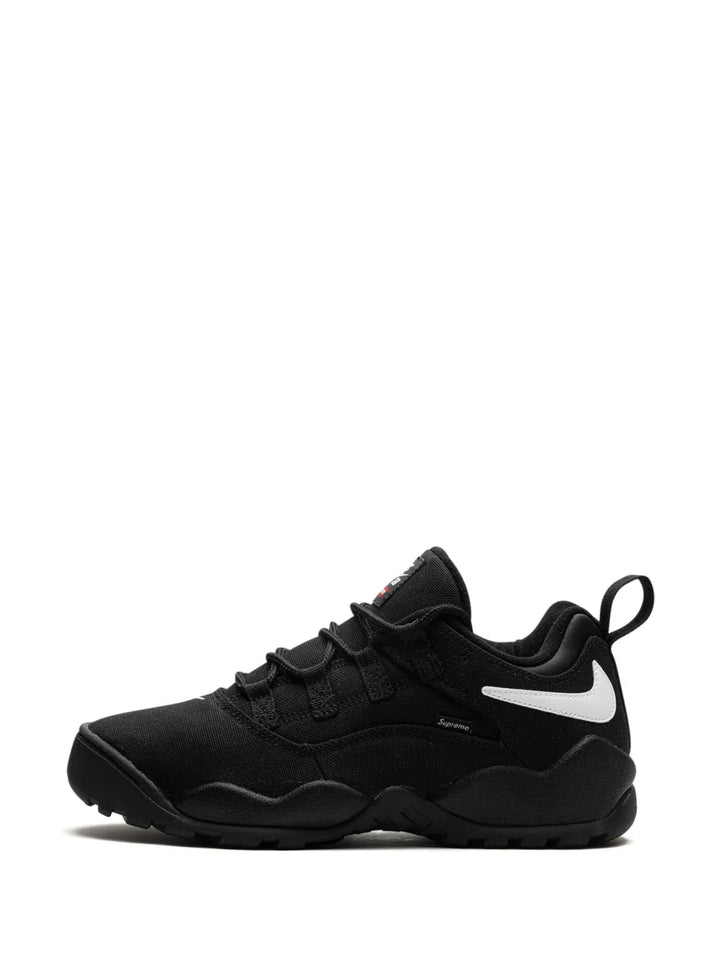 X Supreme Sb Darwin Low Black Sneakers
