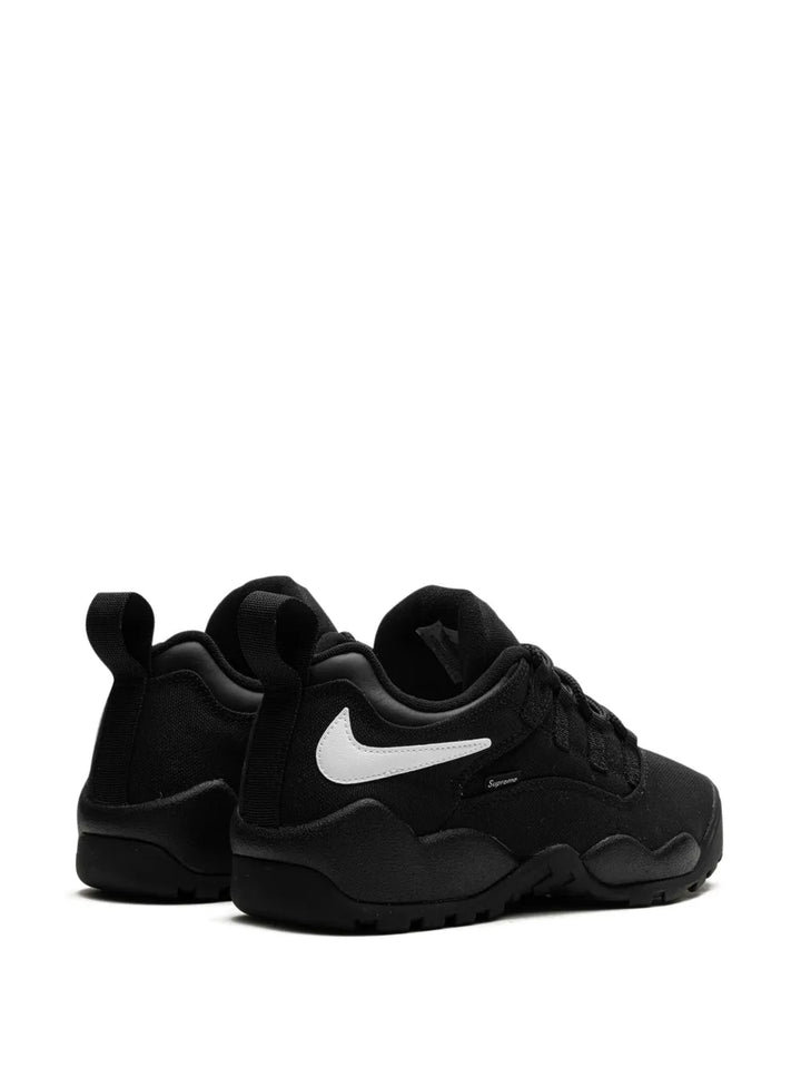 X Supreme Sb Darwin Low Black Sneakers