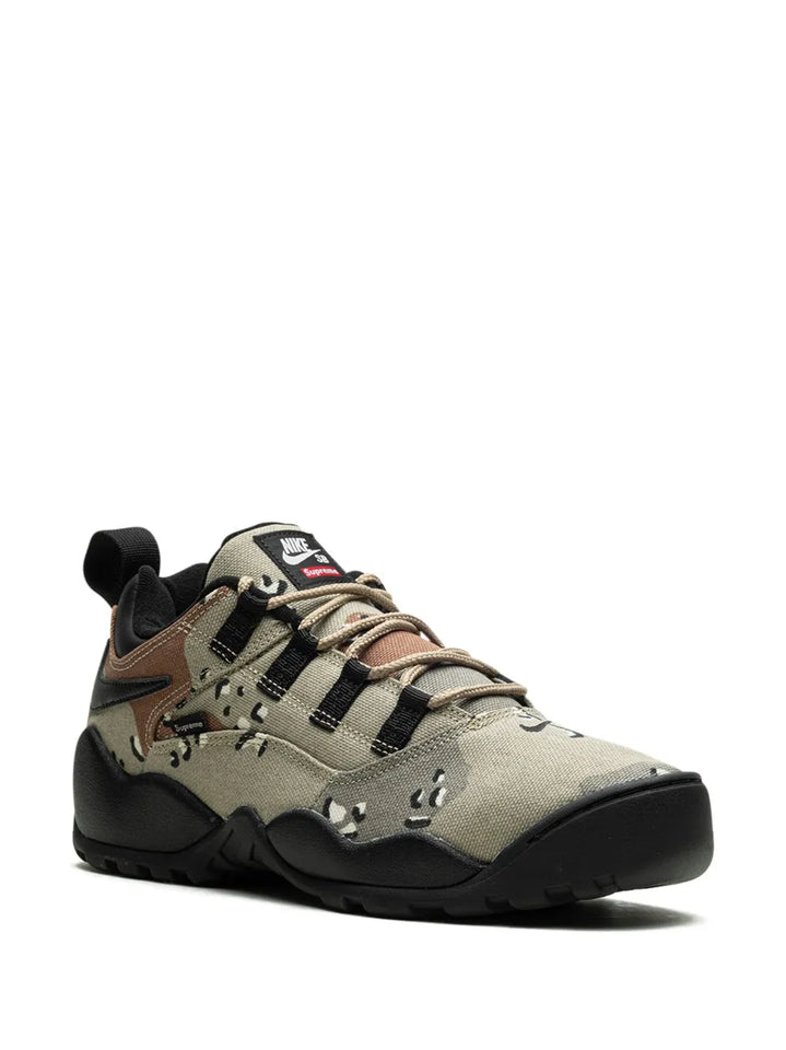X Supreme Sb Darwin Low Khaki Sneakers